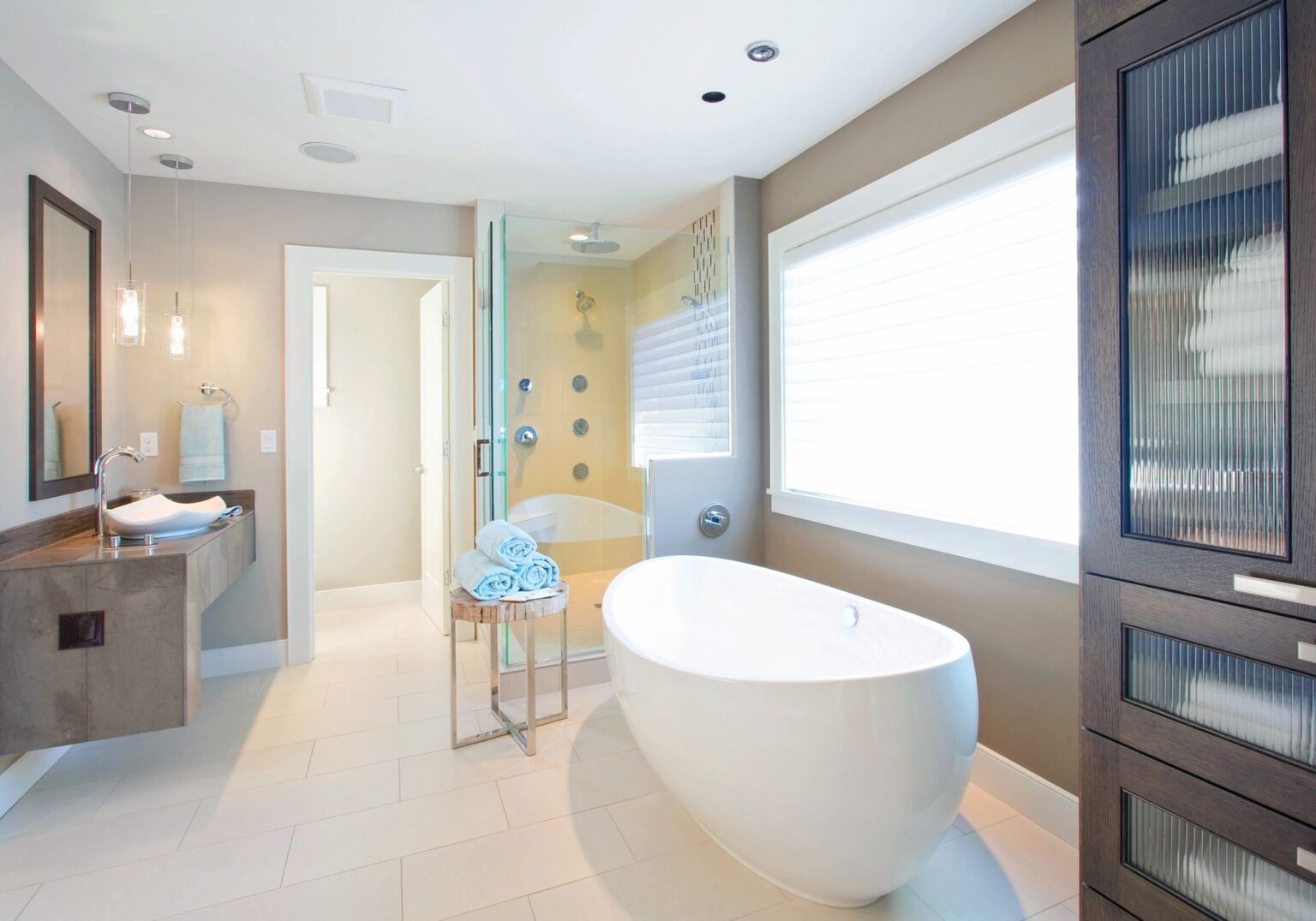 a modern bathroom with a white bath tub